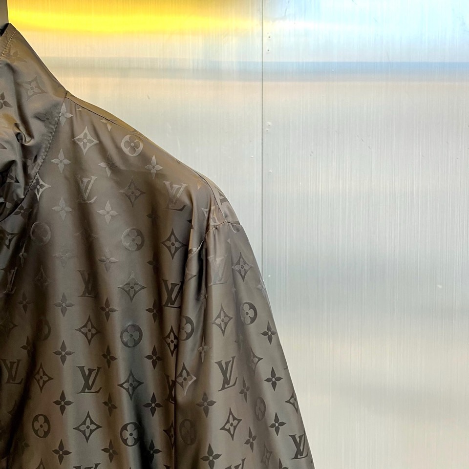 1v威登、2026春夏新品夹克，以经典Monogram老花图案诠释现代都市美学。款式采用利落立领设计，搭