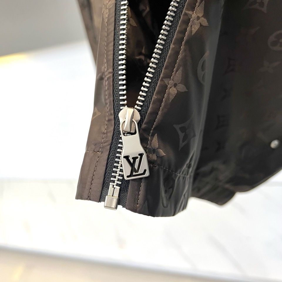 1v威登、2026春夏新品夹克，以经典Monogram老花图案诠释现代都市美学。款式采用利落立领设计，搭