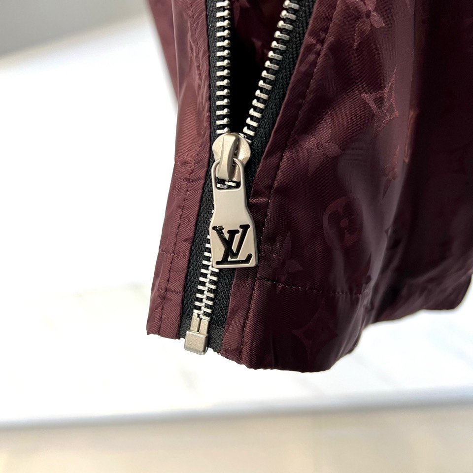 1v威登、2026春夏新品夹克，以经典Monogram老花图案诠释现代都市美学。款式采用利落立领设计，搭