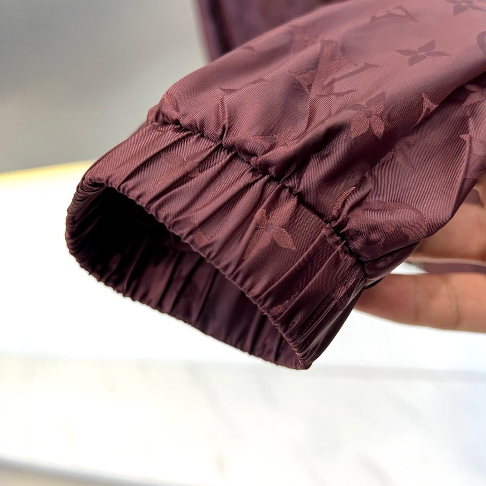 1v威登、2026春夏新品夹克，以经典Monogram老花图案诠释现代都市美学。款式采用利落立领设计，搭