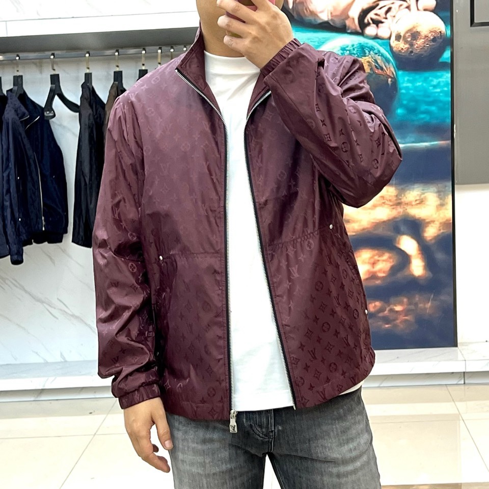 1v威登、2026春夏新品夹克，以经典Monogram老花图案诠释现代都市美学。款式采用利落立领设计，搭