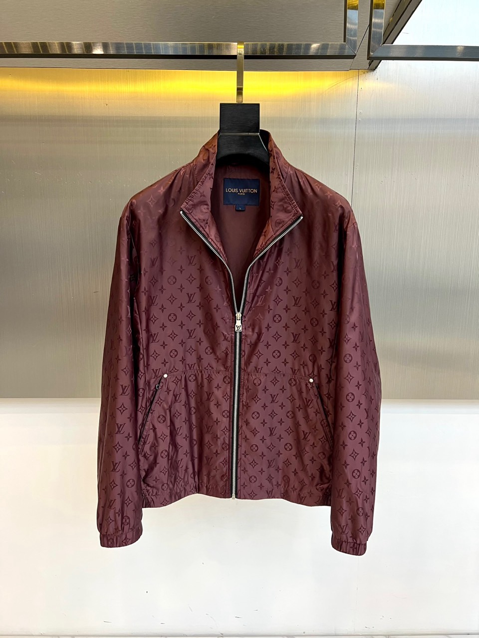 1v威登、2026春夏新品夹克，以经典Monogram老花图案诠释现代都市美学。款式采用利落立领设计，搭