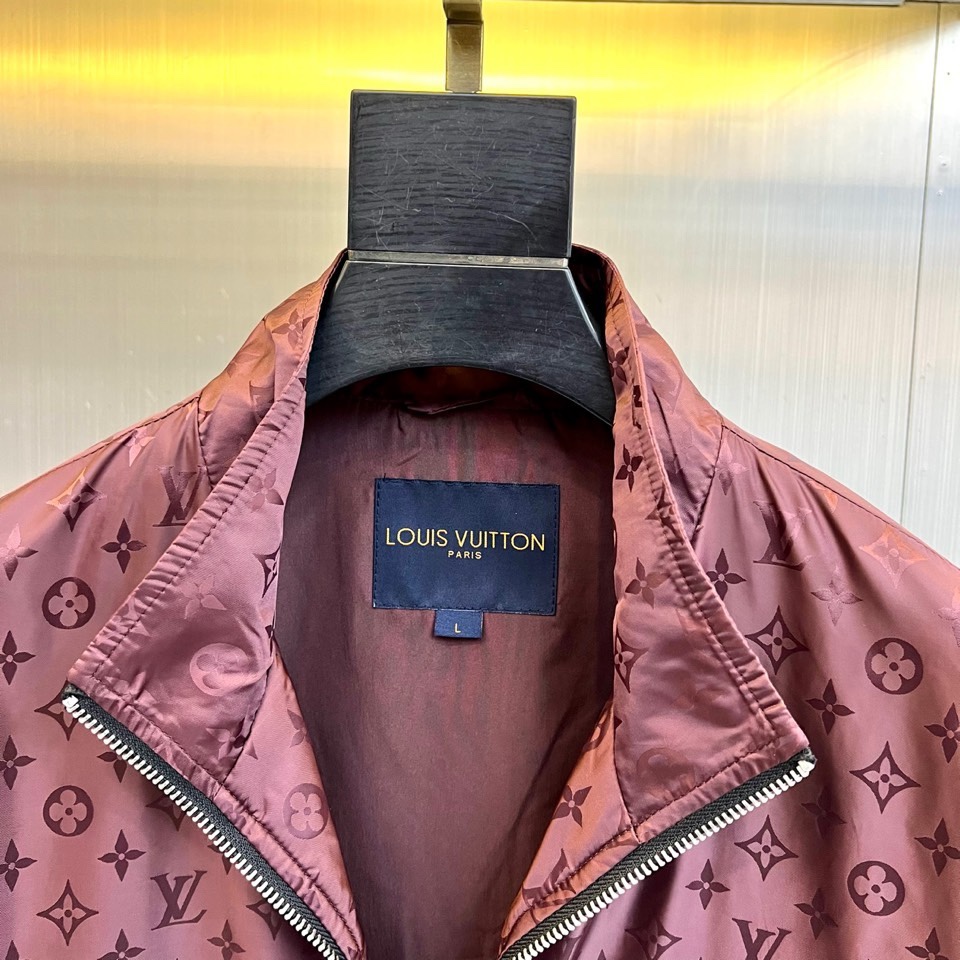 1v威登、2026春夏新品夹克，以经典Monogram老花图案诠释现代都市美学。款式采用利落立领设计，搭