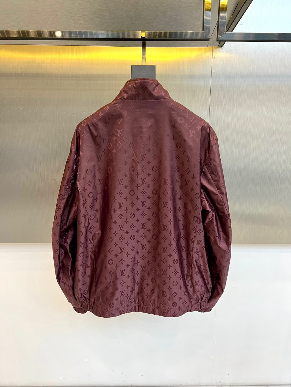 1v威登、2026春夏新品夹克，以经典Monogram老花图案诠释现代都市美学。款式采用利落立领设计，搭