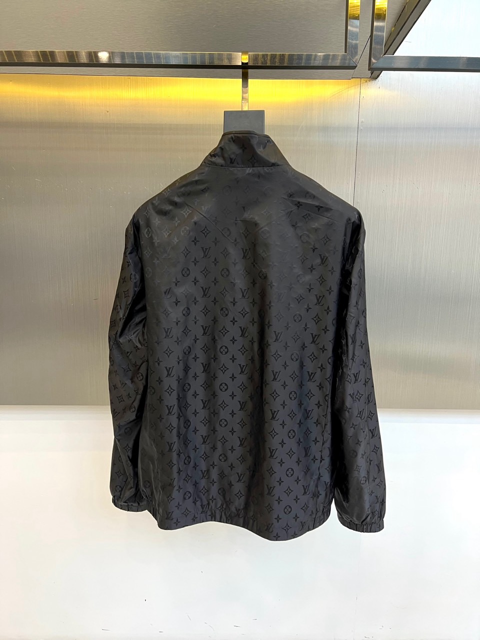 1v威登、2026春夏新品夹克，以经典Monogram老花图案诠释现代都市美学。款式采用利落立领设计，搭