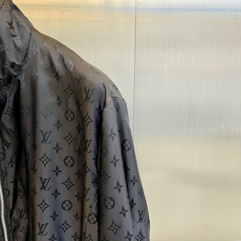 1v威登、2026春夏新品夹克，以经典Monogram老花图案诠释现代都市美学。款式采用利落立领设计，搭