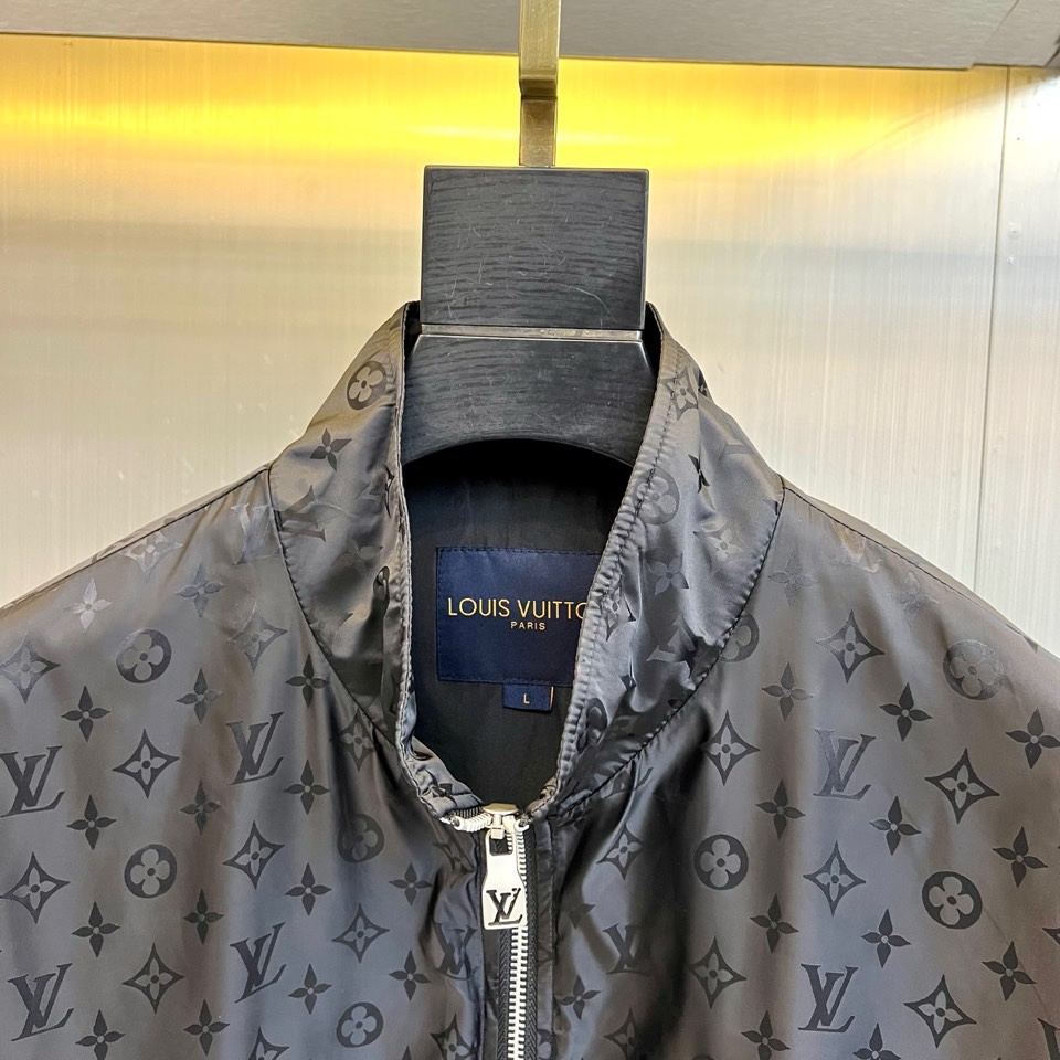 1v威登、2026春夏新品夹克，以经典Monogram老花图案诠释现代都市美学。款式采用利落立领设计，搭