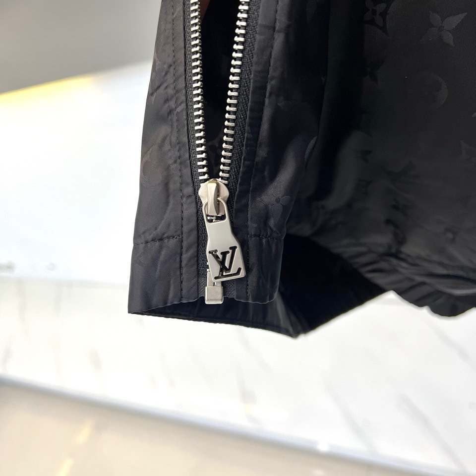 1v威登、2026春夏新品夹克，以经典Monogram老花图案诠释现代都市美学。款式采用利落立领设计，搭