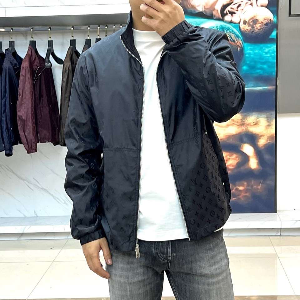 1v威登、2026春夏新品夹克，以经典Monogram老花图案诠释现代都市美学。款式采用利落立领设计，搭