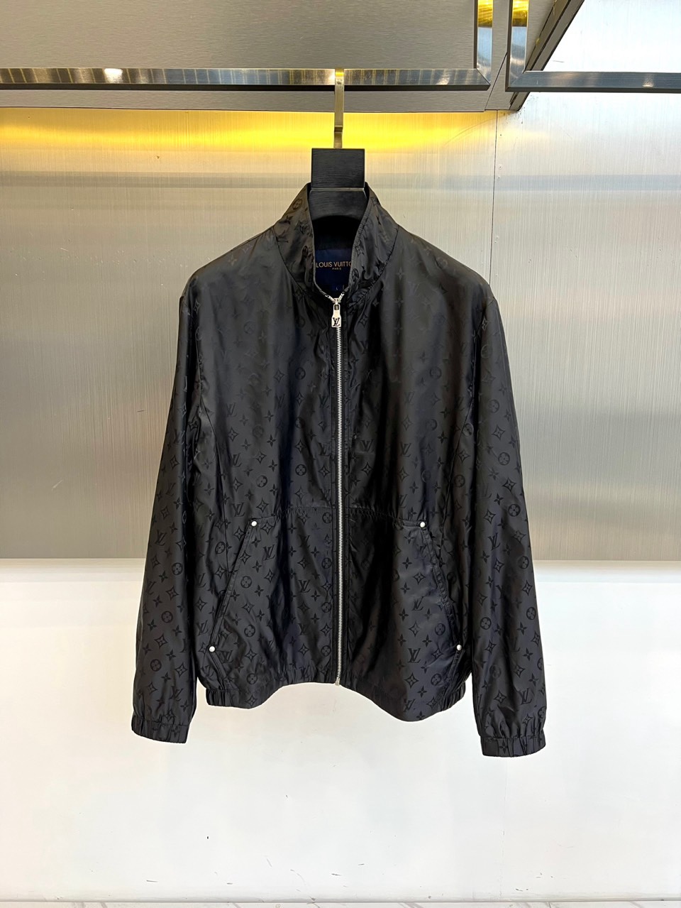 1v威登、2026春夏新品夹克，以经典Monogram老花图案诠释现代都市美学。款式采用利落立领设计，搭