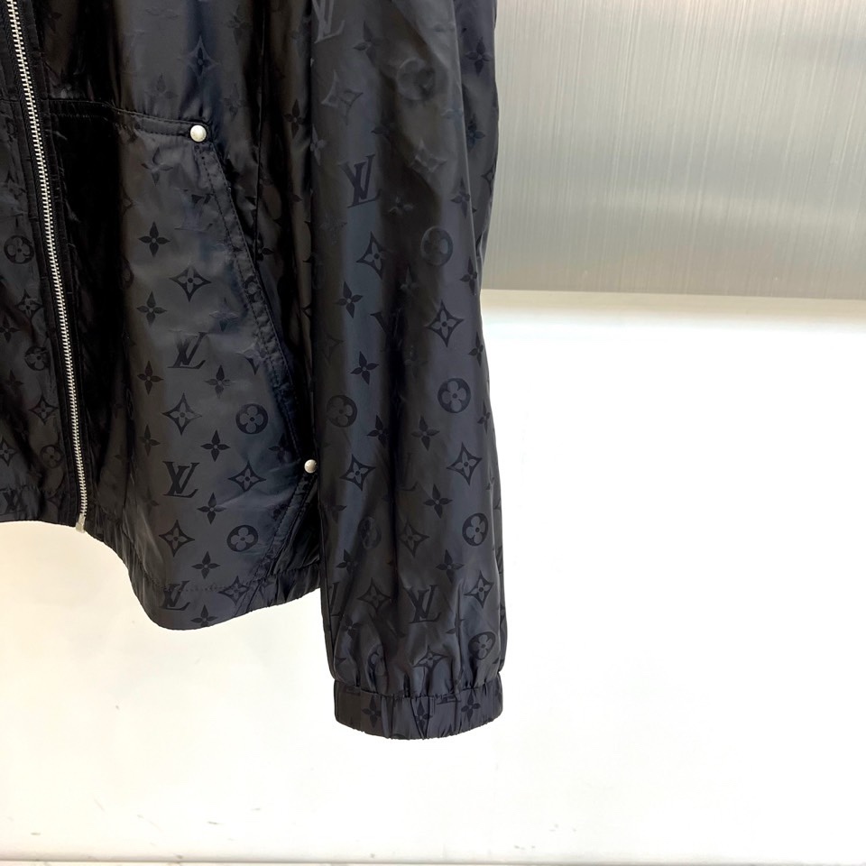 1v威登、2026春夏新品夹克，以经典Monogram老花图案诠释现代都市美学。款式采用利落立领设计，搭