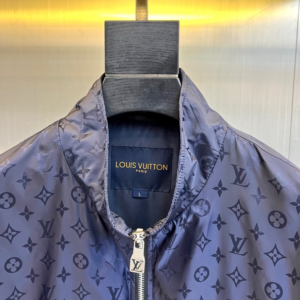 1v威登、2026春夏新品夹克，以经典Monogram老花图案诠释现代都市美学。款式采用利落立领设计，搭