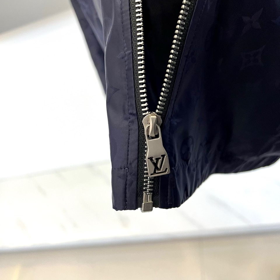 1v威登、2026春夏新品夹克，以经典Monogram老花图案诠释现代都市美学。款式采用利落立领设计，搭