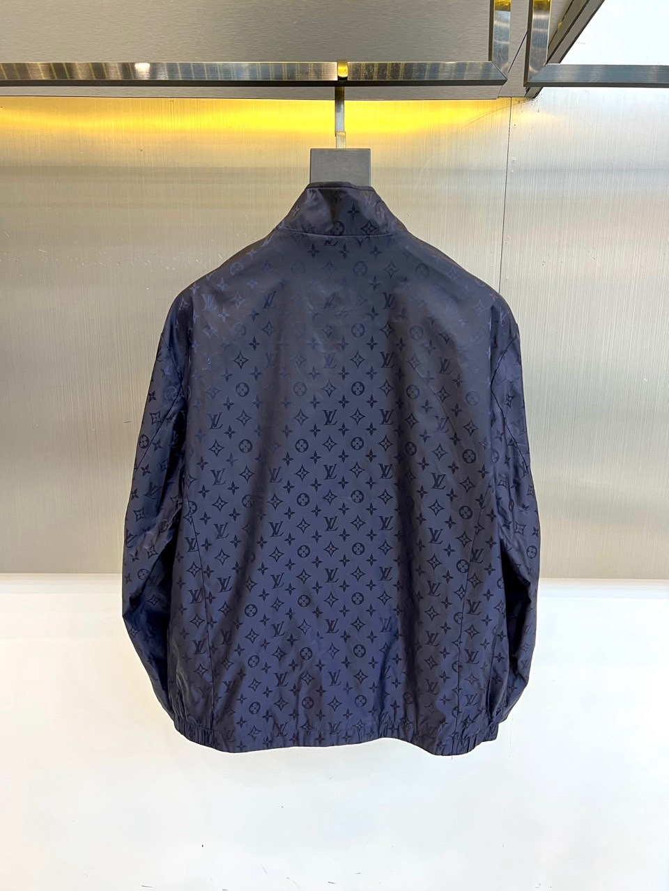 1v威登、2026春夏新品夹克，以经典Monogram老花图案诠释现代都市美学。款式采用利落立领设计，搭