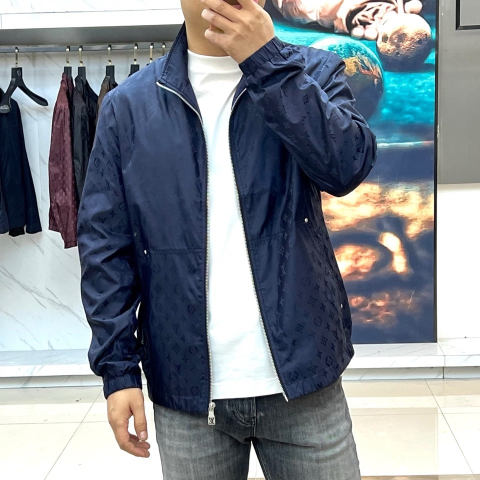 1v威登、2026春夏新品夹克，以经典Monogram老花图案诠释现代都市美学。款式采用利落立领设计，搭