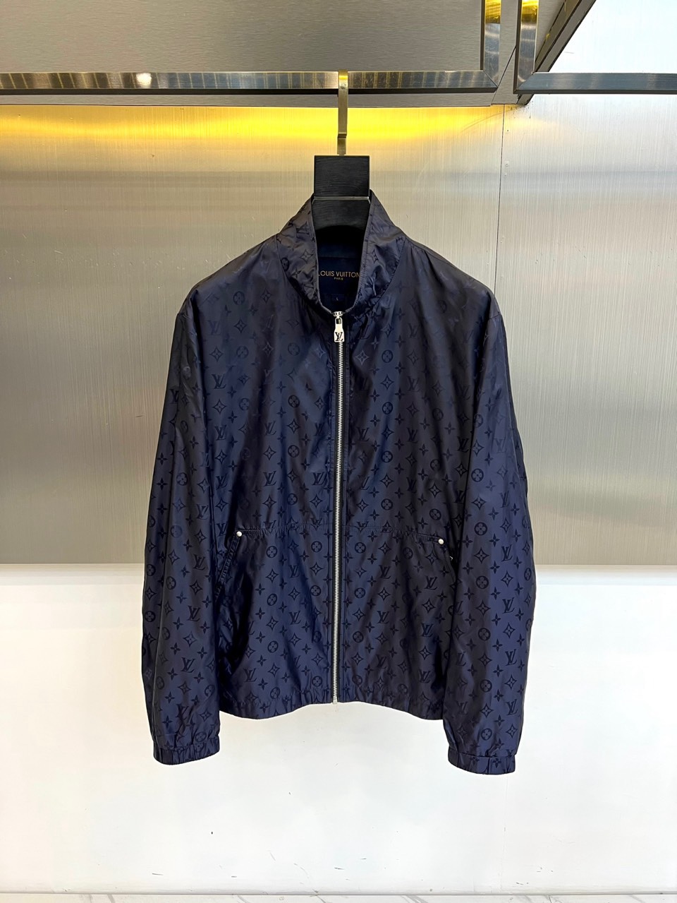 1v威登、2026春夏新品夹克，以经典Monogram老花图案诠释现代都市美学。款式采用利落立领设计，搭