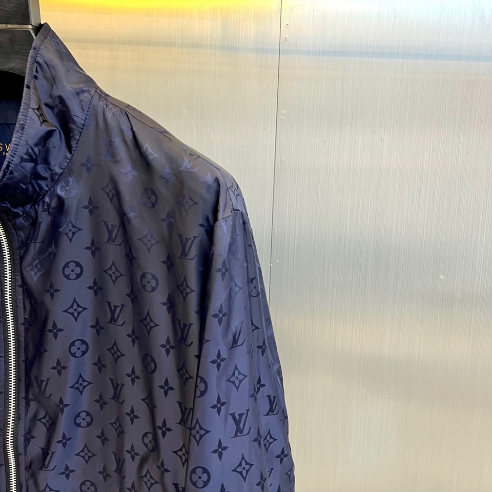 1v威登、2026春夏新品夹克，以经典Monogram老花图案诠释现代都市美学。款式采用利落立领设计，搭