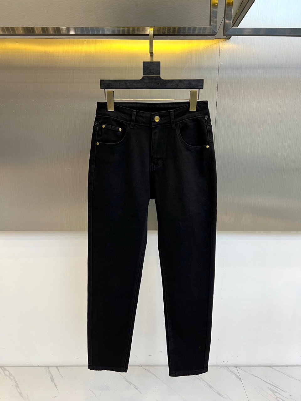 1v威登、2026春夏新品男士牛仔裤，将品牌标志性美学注入经典丹宁。款式注重精准剪裁，以流畅的线条勾勒利