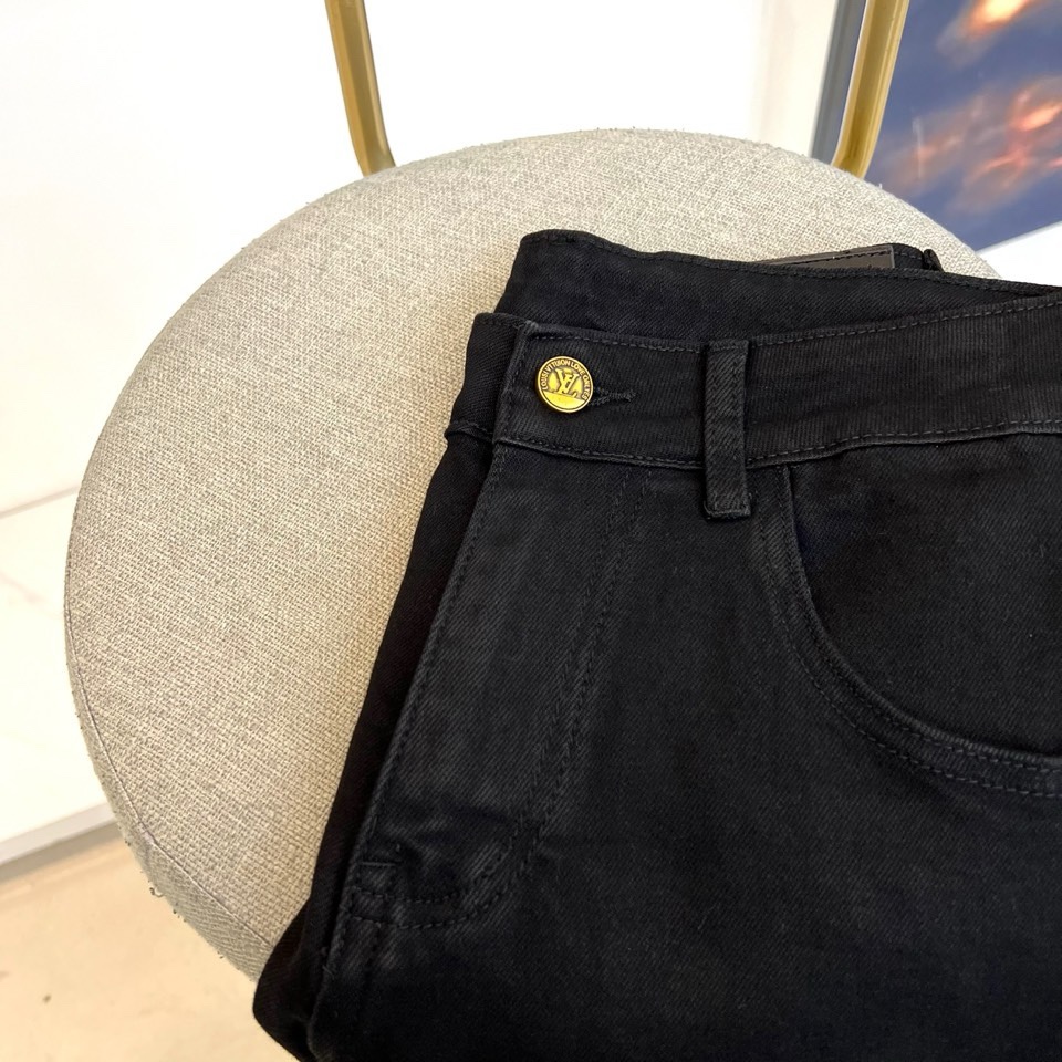 1v威登、2026春夏新品男士牛仔裤，将品牌标志性美学注入经典丹宁。款式注重精准剪裁，以流畅的线条勾勒利