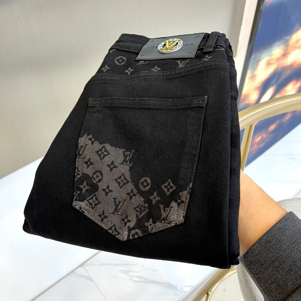 1v威登、2026春夏新品男士牛仔裤，将品牌标志性美学注入经典丹宁。款式注重精准剪裁，以流畅的线条勾勒利