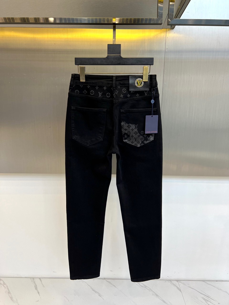 1v威登、2026春夏新品男士牛仔裤，将品牌标志性美学注入经典丹宁。款式注重精准剪裁，以流畅的线条勾勒利