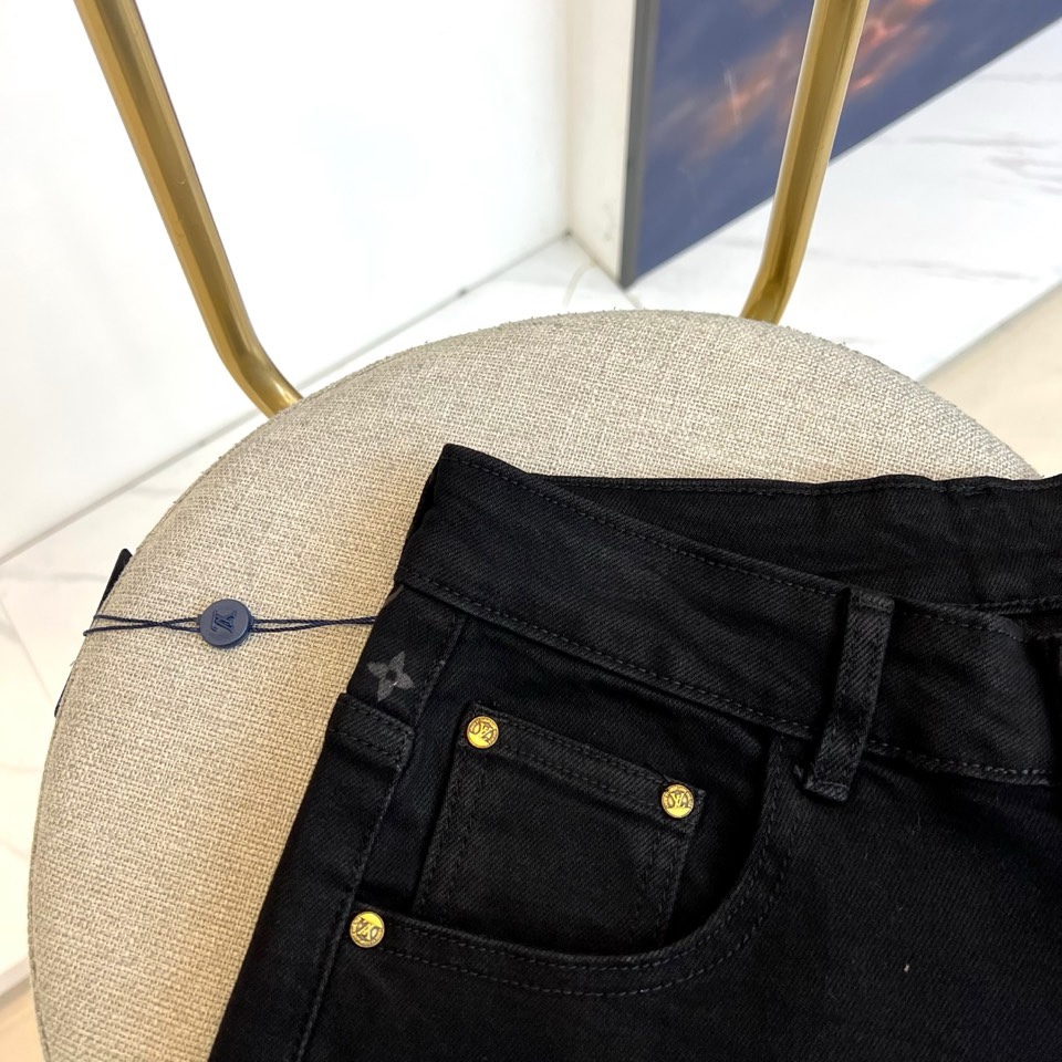 1v威登、2026春夏新品男士牛仔裤，将品牌标志性美学注入经典丹宁。款式注重精准剪裁，以流畅的线条勾勒利