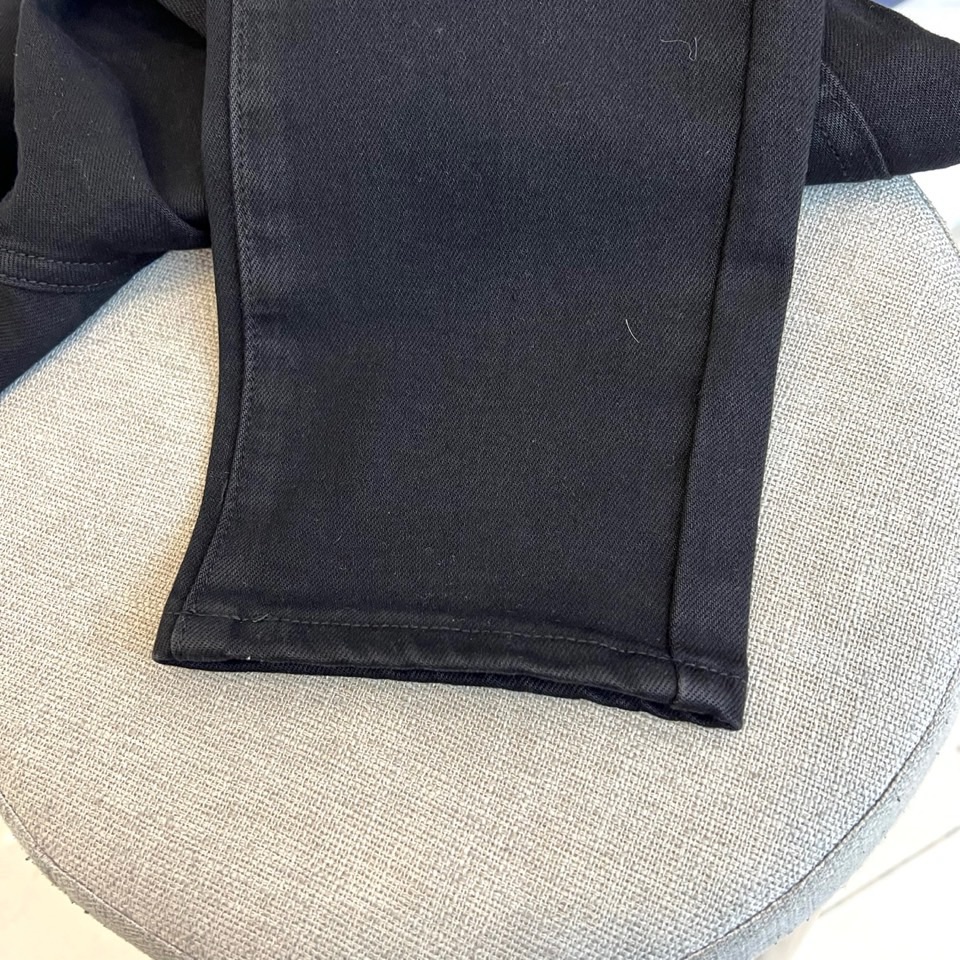 1v威登、2026春夏新品男士牛仔裤，将品牌标志性美学注入经典丹宁。款式注重精准剪裁，以流畅的线条勾勒利