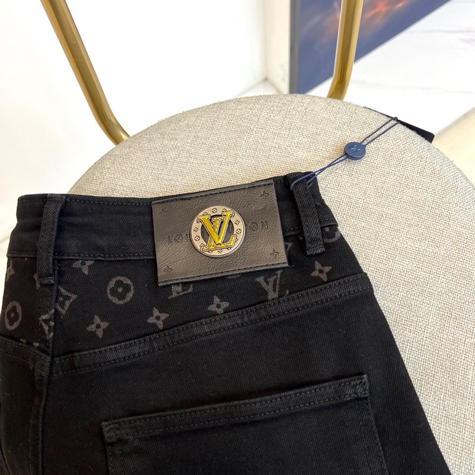 1v威登、2026春夏新品男士牛仔裤，将品牌标志性美学注入经典丹宁。款式注重精准剪裁，以流畅的线条勾勒利