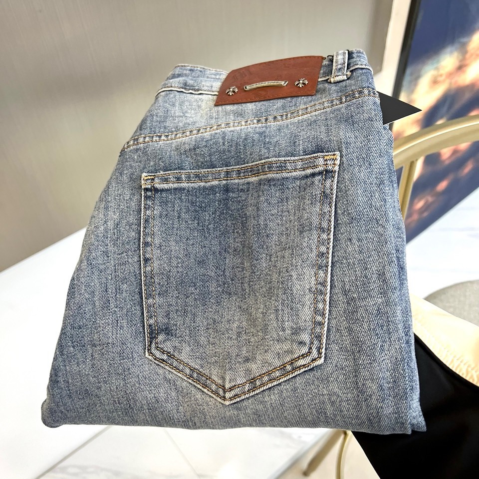 Ch克罗心、2026春夏男士新品牛仔裤，以标志性工艺诠释暗黑奢华美学。款式采用经典直筒剪裁，后袋饰以独特