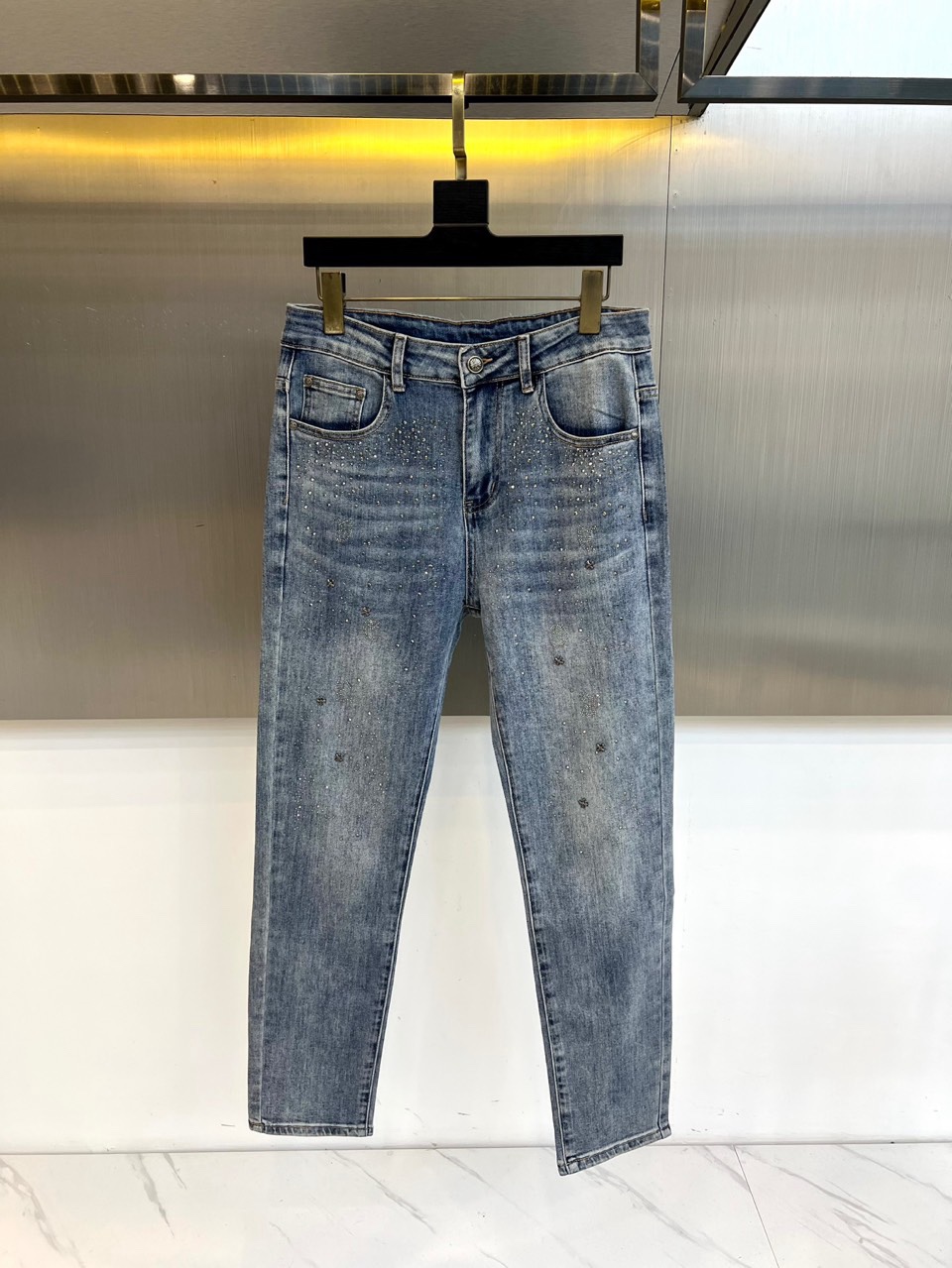 Ch克罗心、2026春夏男士新品牛仔裤，以标志性工艺诠释暗黑奢华美学。款式采用经典直筒剪裁，后袋饰以独特