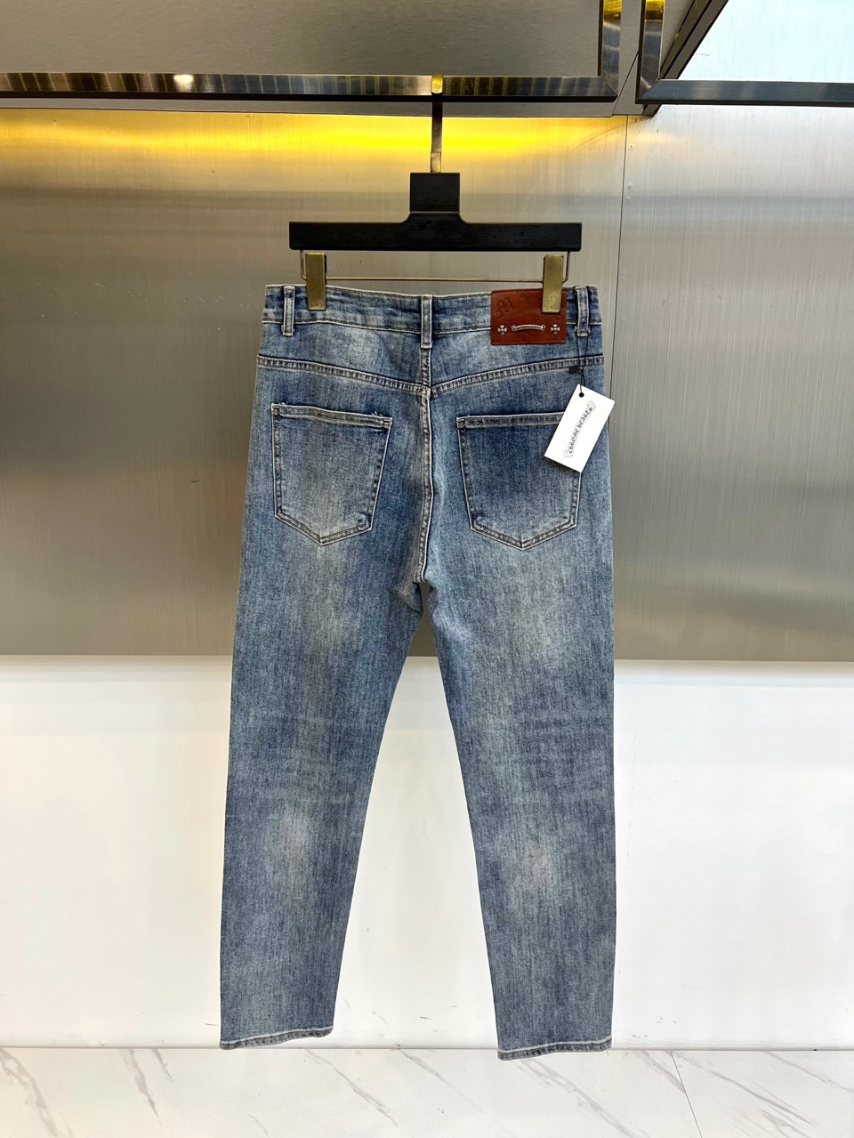 Ch克罗心、2026春夏男士新品牛仔裤，以标志性工艺诠释暗黑奢华美学。款式采用经典直筒剪裁，后袋饰以独特