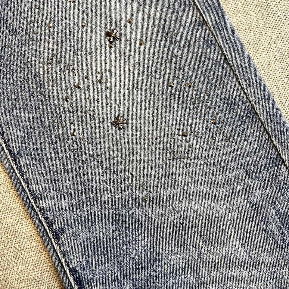 Ch克罗心、2026春夏男士新品牛仔裤，以标志性工艺诠释暗黑奢华美学。款式采用经典直筒剪裁，后袋饰以独特