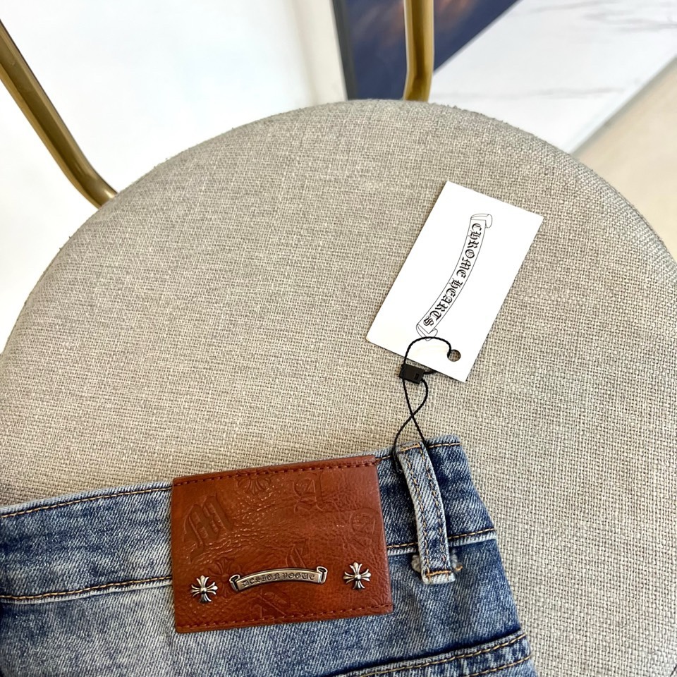 Ch克罗心、2026春夏男士新品牛仔裤，以标志性工艺诠释暗黑奢华美学。款式采用经典直筒剪裁，后袋饰以独特