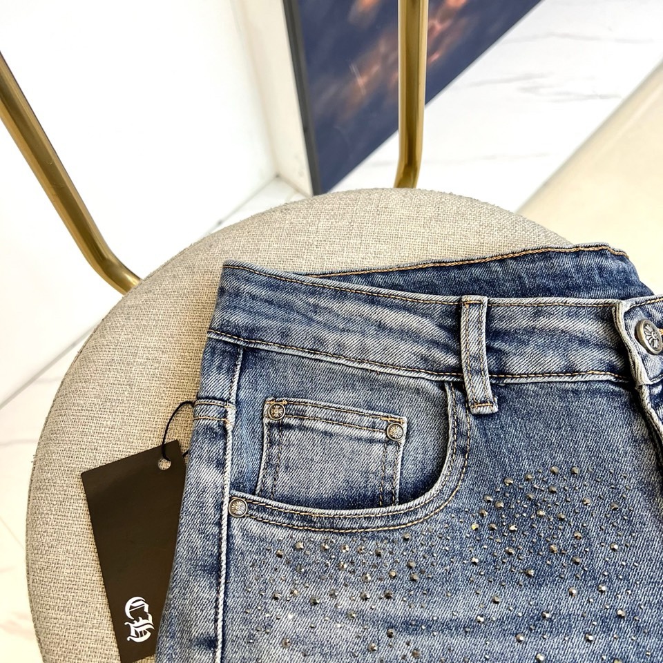 Ch克罗心、2026春夏男士新品牛仔裤，以标志性工艺诠释暗黑奢华美学。款式采用经典直筒剪裁，后袋饰以独特