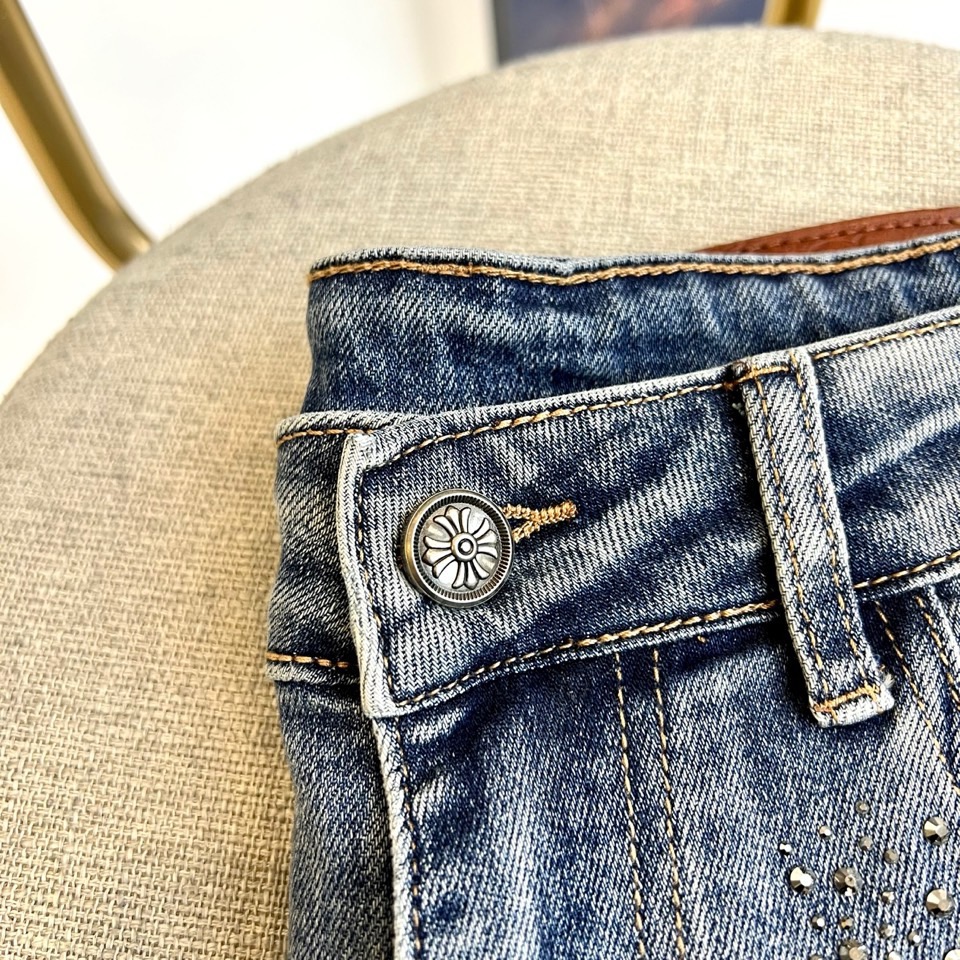 Ch克罗心、2026春夏男士新品牛仔裤，以标志性工艺诠释暗黑奢华美学。款式采用经典直筒剪裁，后袋饰以独特