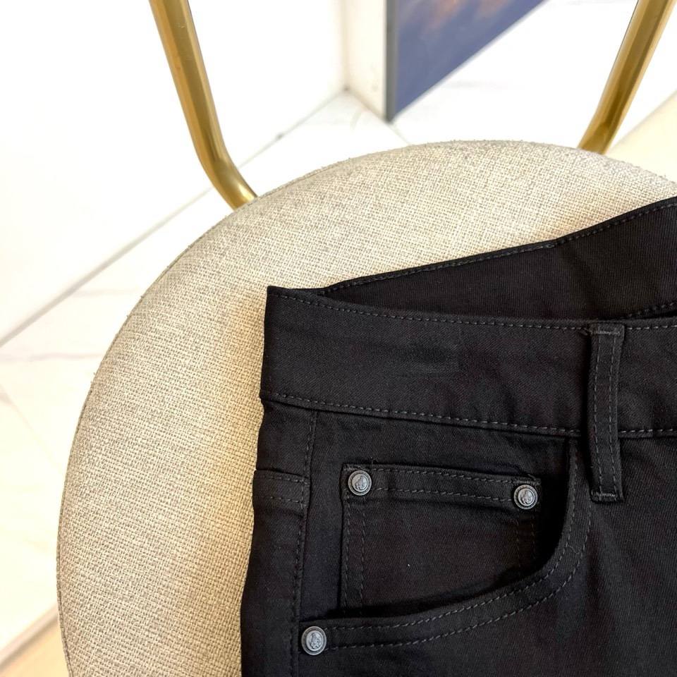 Prad普拉达、2026春夏新品黑牛男士牛仔裤，以极简设计诠释现代丹宁哲学。经典的修身九分裤型，线条干净