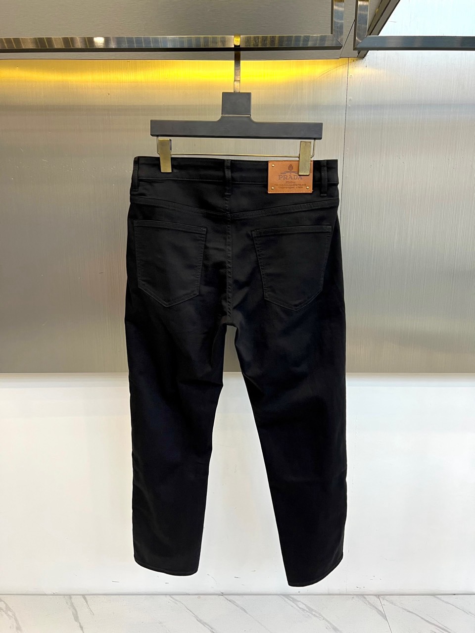 Prad普拉达、2026春夏新品黑牛男士牛仔裤，以极简设计诠释现代丹宁哲学。经典的修身九分裤型，线条干净
