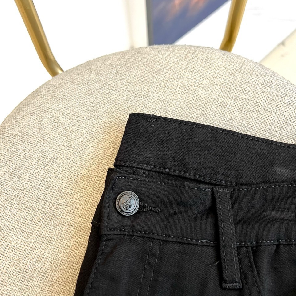 Prad普拉达、2026春夏新品黑牛男士牛仔裤，以极简设计诠释现代丹宁哲学。经典的修身九分裤型，线条干净