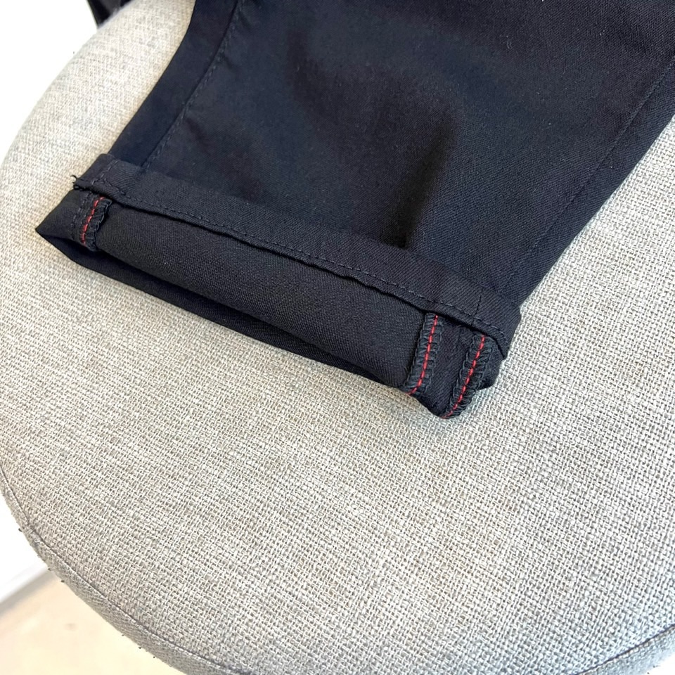 Prad普拉达、2026春夏新品黑牛男士牛仔裤，以极简设计诠释现代丹宁哲学。经典的修身九分裤型，线条干净