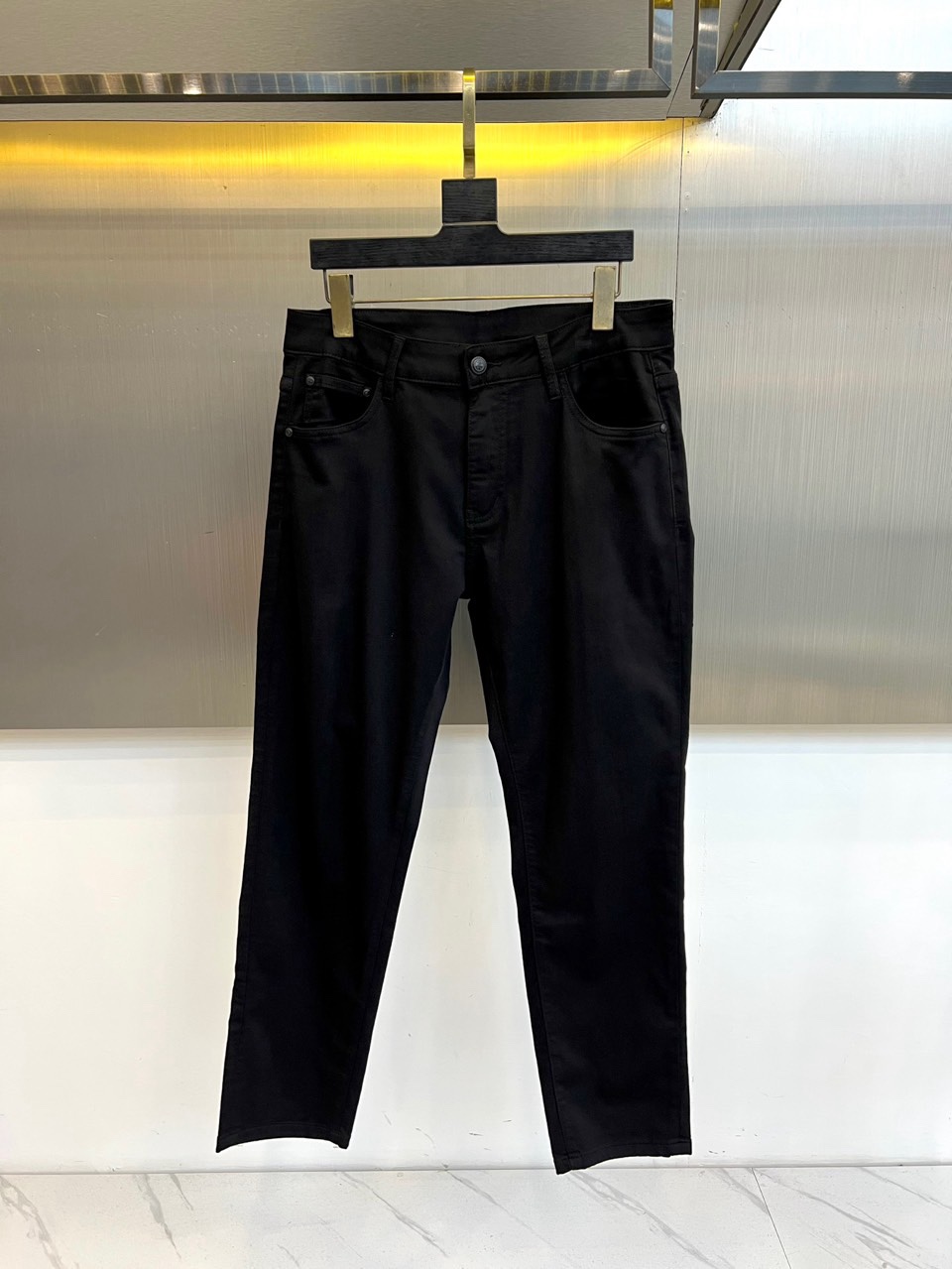 Prad普拉达、2026春夏新品黑牛男士牛仔裤，以极简设计诠释现代丹宁哲学。经典的修身九分裤型，线条干净
