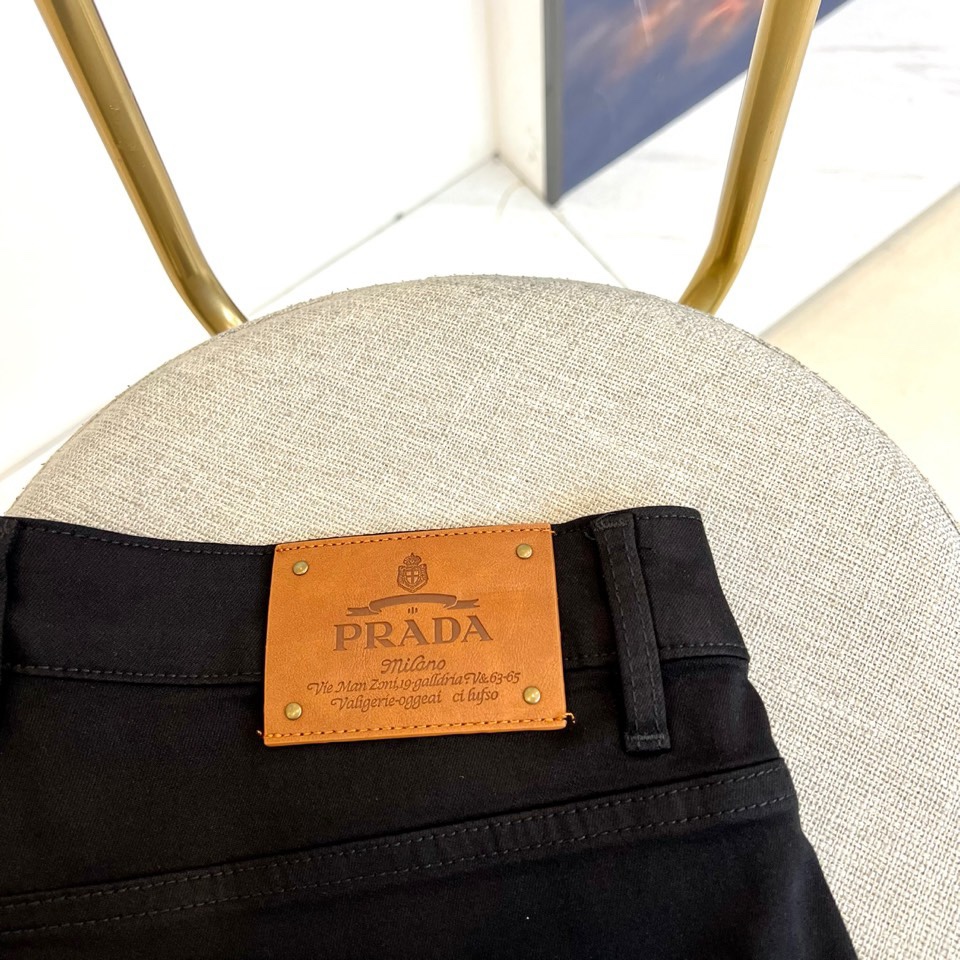 Prad普拉达、2026春夏新品黑牛男士牛仔裤，以极简设计诠释现代丹宁哲学。经典的修身九分裤型，线条干净