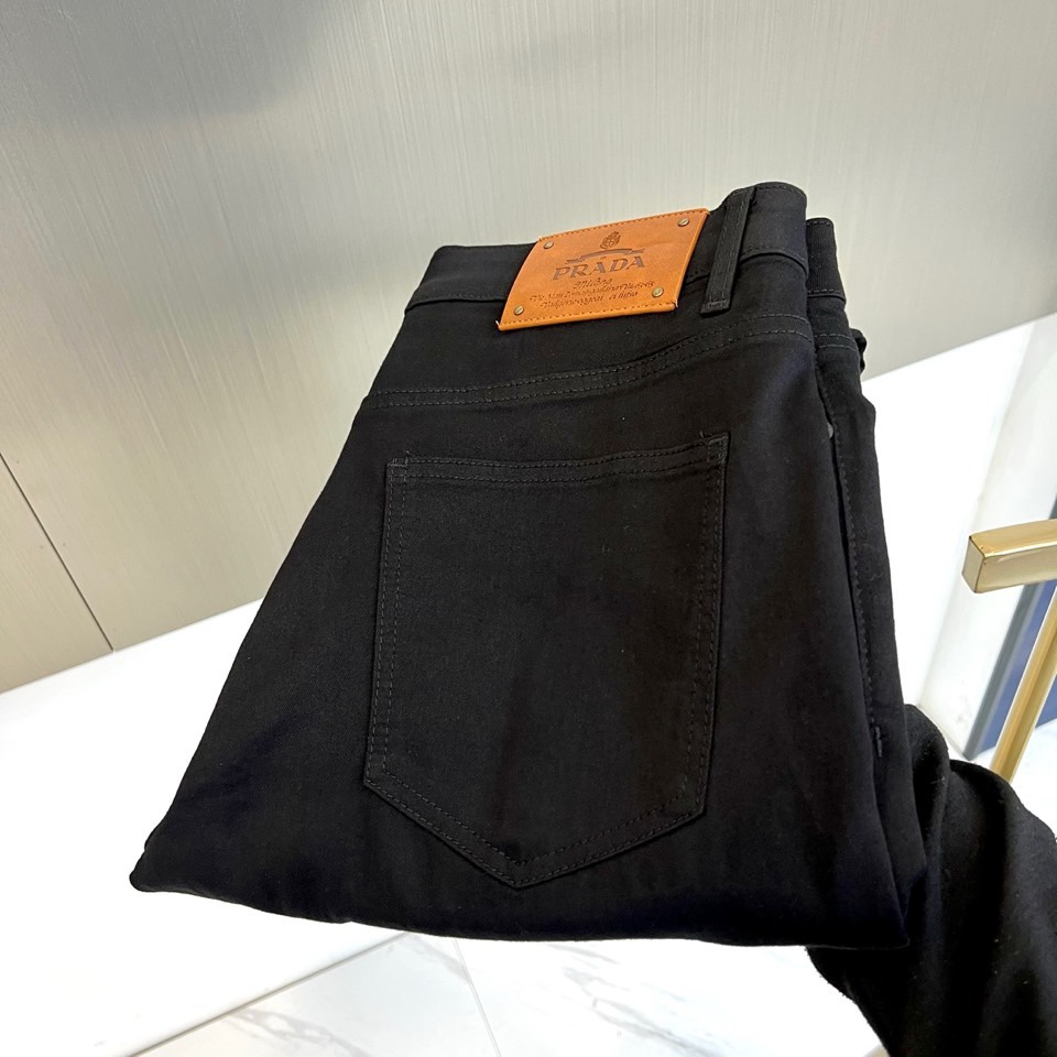 Prad普拉达、2026春夏新品黑牛男士牛仔裤，以极简设计诠释现代丹宁哲学。经典的修身九分裤型，线条干净