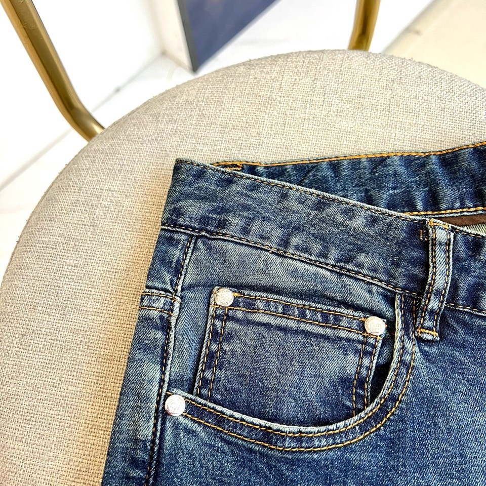 Loro Piana诺悠翩雅、2026春夏新品牛仔裤，延续经典五袋款式，其精髓在于别致的后袋设计。袋面饰