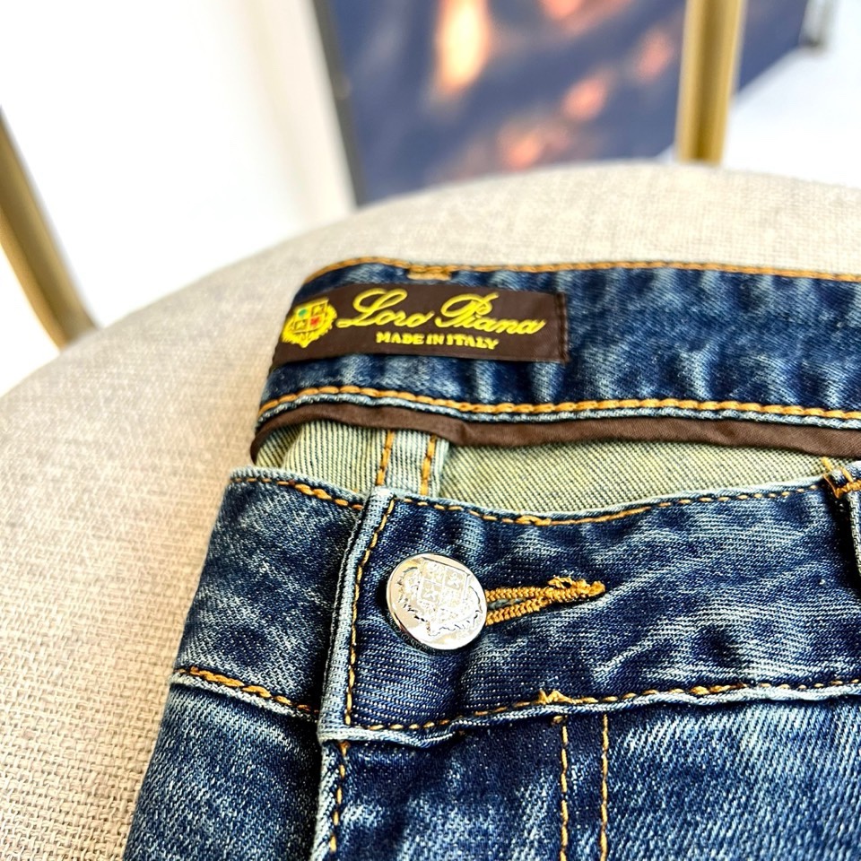 Loro Piana诺悠翩雅、2026春夏新品牛仔裤，延续经典五袋款式，其精髓在于别致的后袋设计。袋面饰