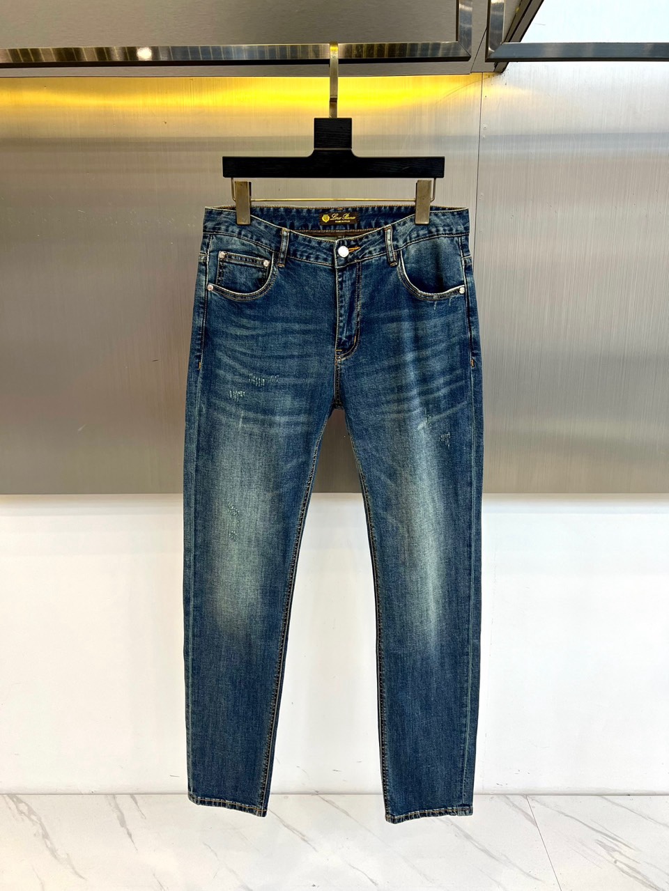 Loro Piana诺悠翩雅、2026春夏新品牛仔裤，延续经典五袋款式，其精髓在于别致的后袋设计。袋面饰