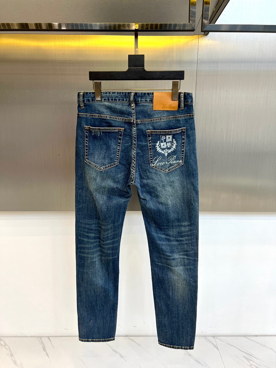 Loro Piana诺悠翩雅、2026春夏新品牛仔裤，延续经典五袋款式，其精髓在于别致的后袋设计。袋面饰