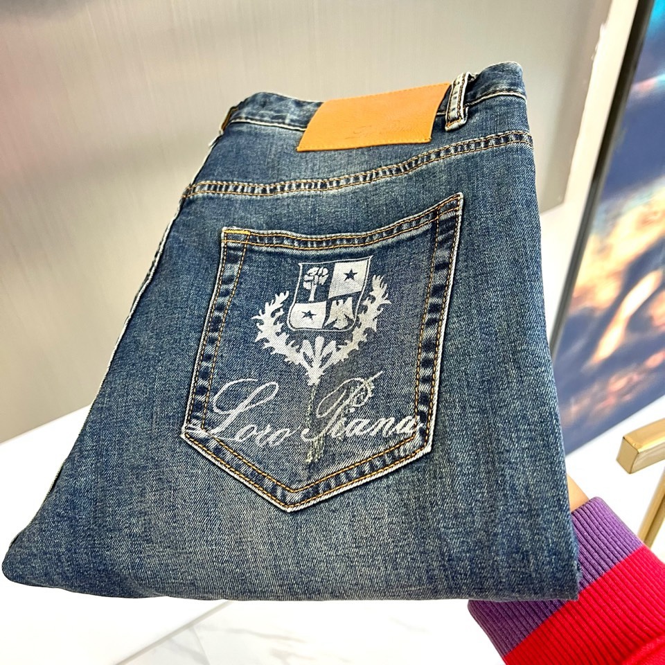 Loro Piana诺悠翩雅、2026春夏新品牛仔裤，延续经典五袋款式，其精髓在于别致的后袋设计。袋面饰