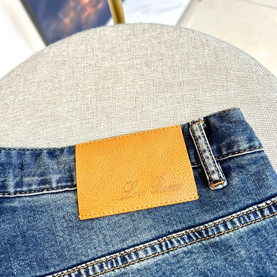 Loro Piana诺悠翩雅、2026春夏新品牛仔裤，延续经典五袋款式，其精髓在于别致的后袋设计。袋面饰