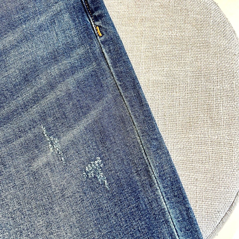 Loro Piana诺悠翩雅、2026春夏新品牛仔裤，延续经典五袋款式，其精髓在于别致的后袋设计。袋面饰