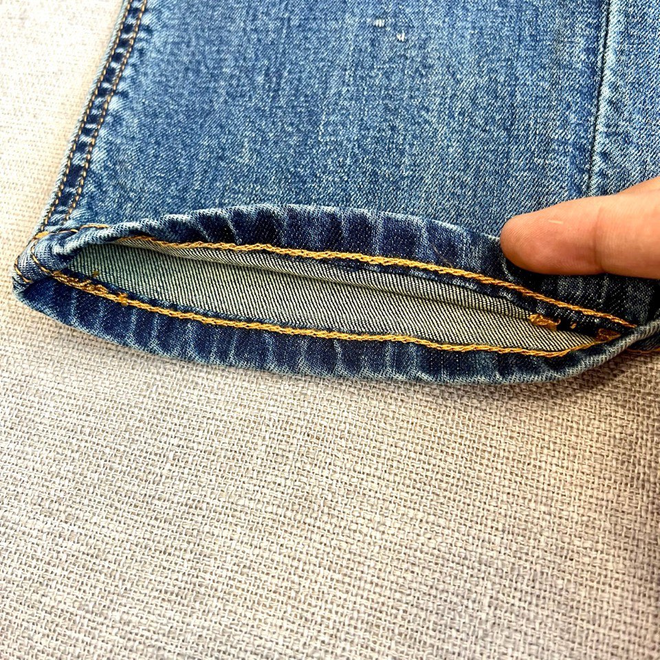 Loro Piana诺悠翩雅、2026春夏新品牛仔裤，延续经典五袋款式，其精髓在于别致的后袋设计。袋面饰